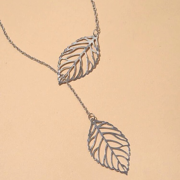 ⚜️[𝟯/$𝟭𝟴]⚜️NEW 2 Large Leaves Dangly Necklace - Picture 8 of 16